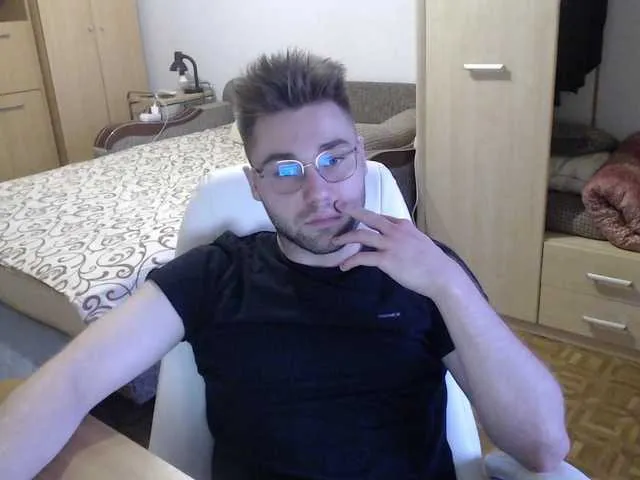 Live sex webcam photo for Yourchikk #275607425