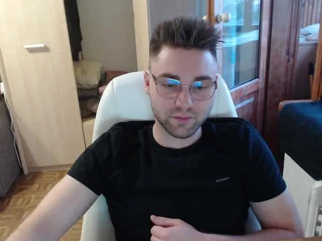 Live sex webcam photo for Yourchikk #275684889