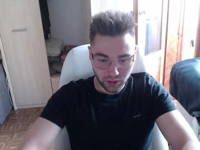 Live sex webcam photo for Yourchikk #275696860