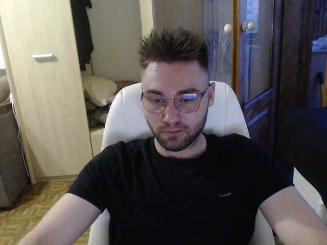 Live sex webcam photo for Yourchikk #275870861