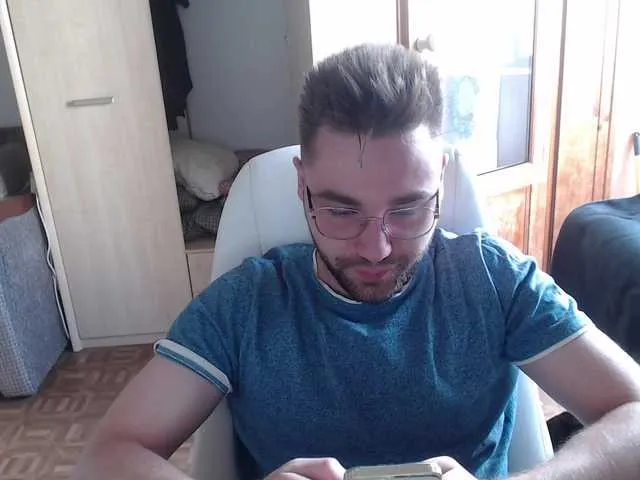 Live sex webcam photo for Yourchikk #275882393