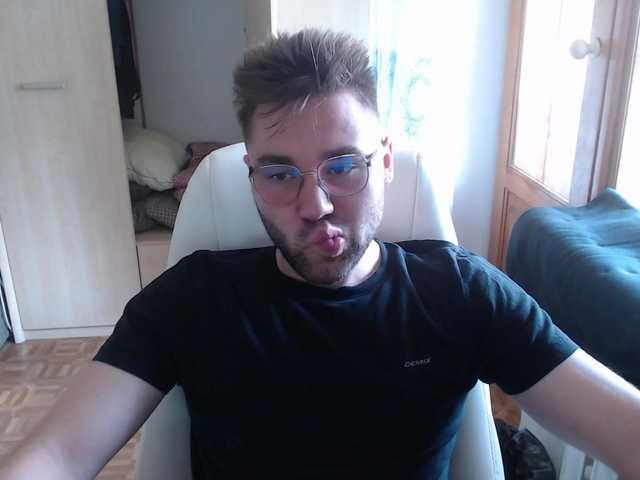 Live sex webcam photo for Yourchikk #275949581