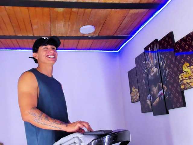 Live sex webcam photo for Yoursgoods #275882353