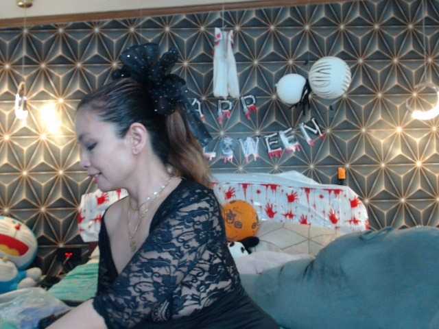 Live sex webcam photo for YummyMeily #287970683