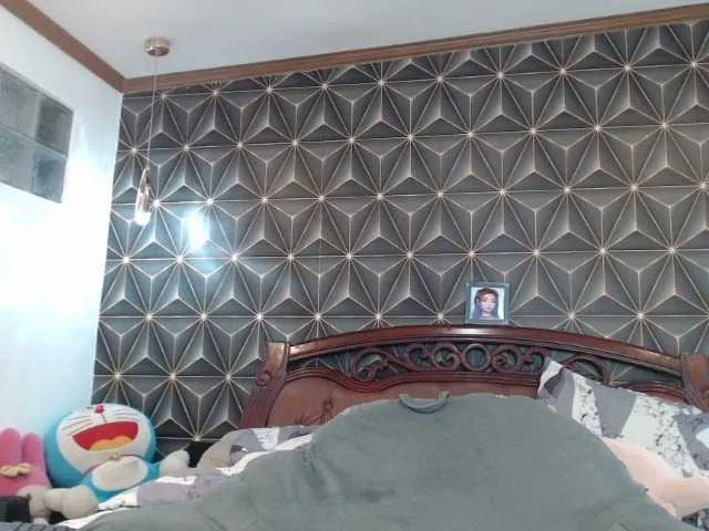 Live sex webcam photo for YummyMeily #287970696