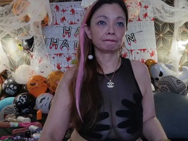 Live sex webcam photo for YummyMeily #292138205