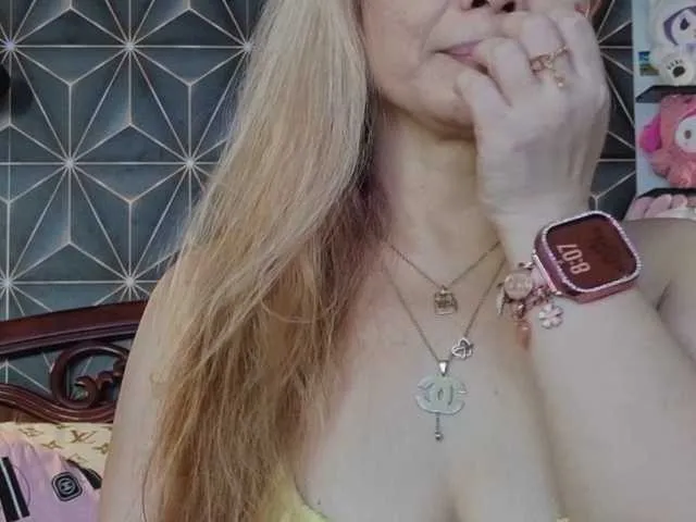 Live sex webcam photo for YummyMeily #293675299