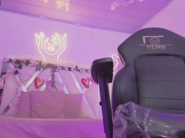 Live sex webcam photo for ZURY-TAY #292377545