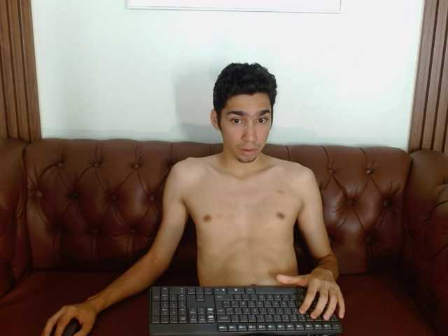 Live sex webcam photo for ZackRollins #277895872