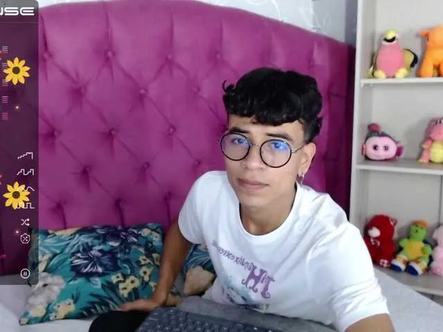 Live sex webcam photo for ZackRyders #275520399