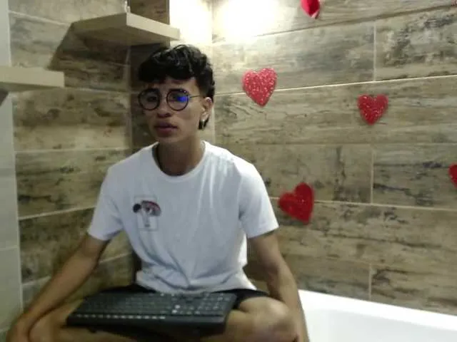 Live sex webcam photo for ZackRyders #275528990