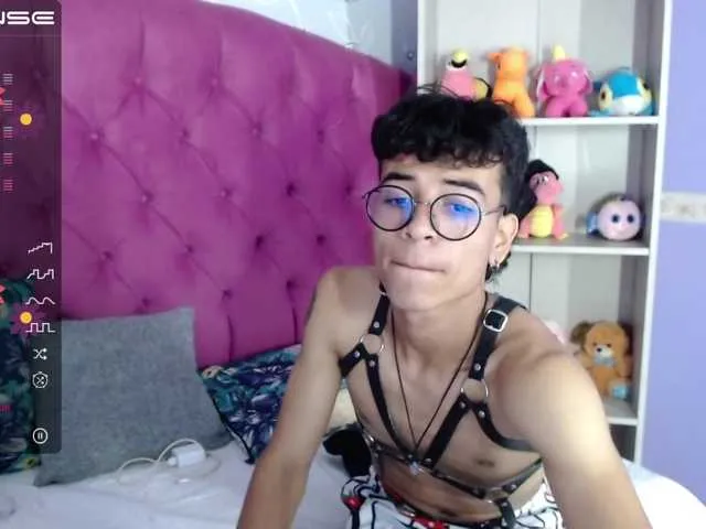 Live sex webcam photo for ZackRyders #275556185