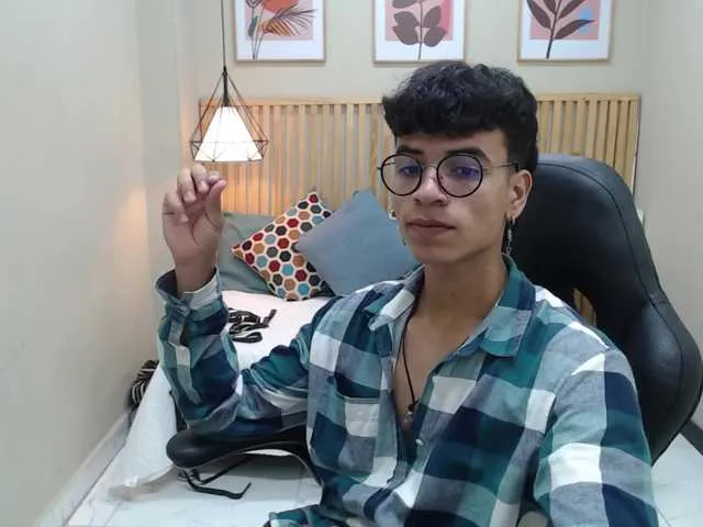 Live sex webcam photo for ZackRyders #275577674
