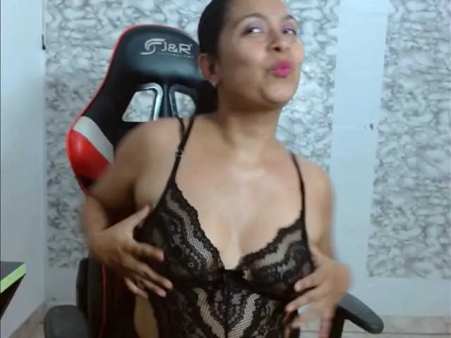 Live sex webcam photo for Zamiramoon #294184468