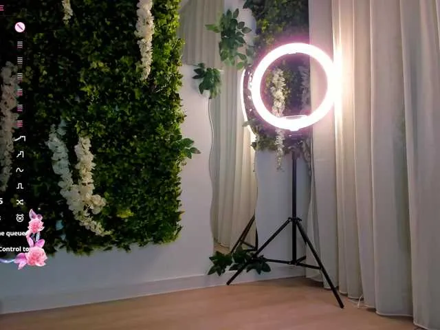 Live sex webcam photo for ZinaSquirts #290400349