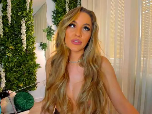 Live sex webcam photo for ZinaSquirts #290642356