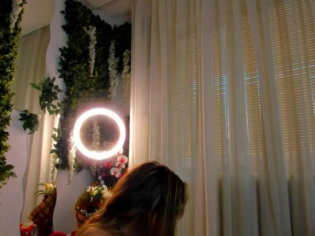 Live sex webcam photo for ZinaSquirts #290669375