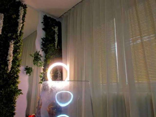 Live sex webcam photo for ZinaSquirts #290772242