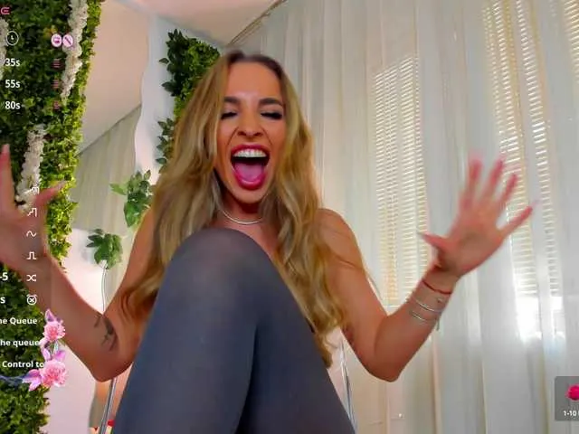 Live sex webcam photo for ZinaSquirts #290909436