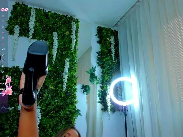 Live sex webcam photo for ZinaSquirts #291259254