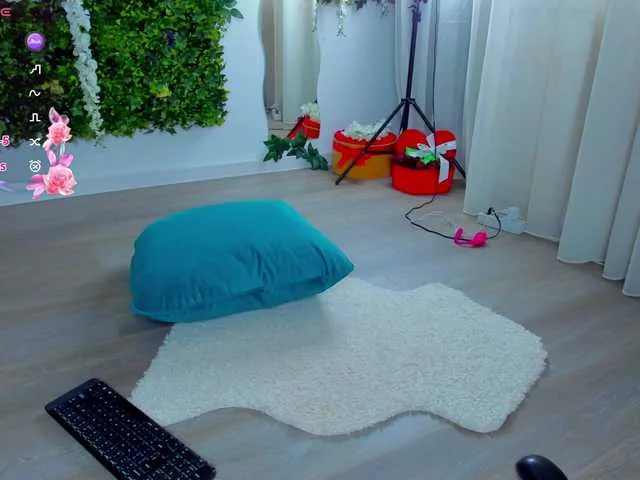 Live sex webcam photo for ZinaSquirts #291486323