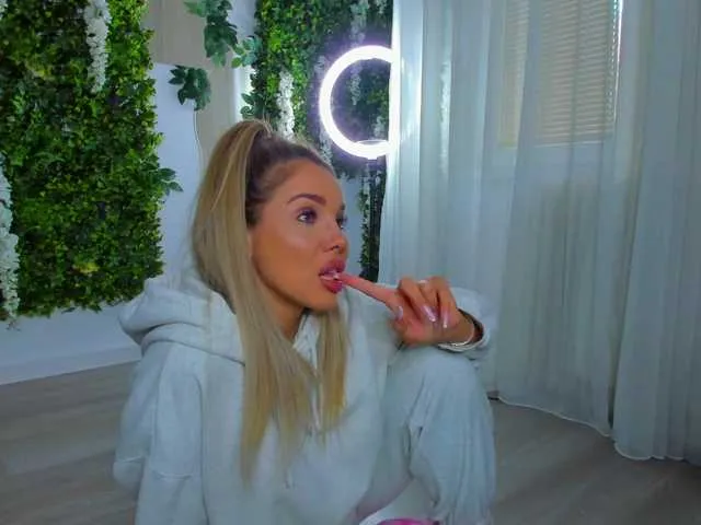 Live sex webcam photo for ZinaSquirts #291750222