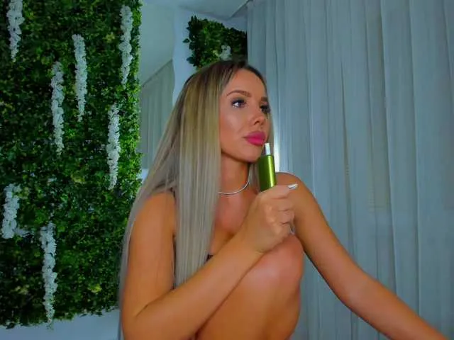 Live sex webcam photo for ZinaSquirts #291996491