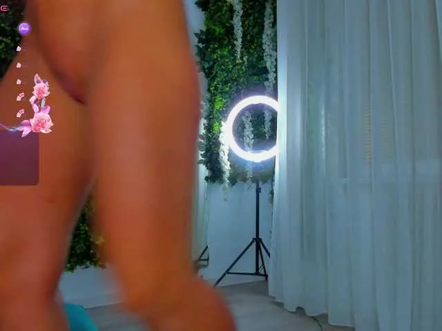 Live sex webcam photo for ZinaSquirts #292099676