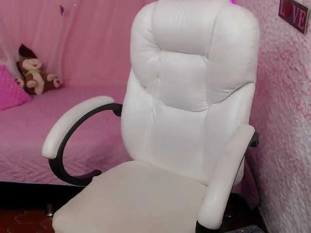 Live sex webcam photo for Zoe-19- #272133058