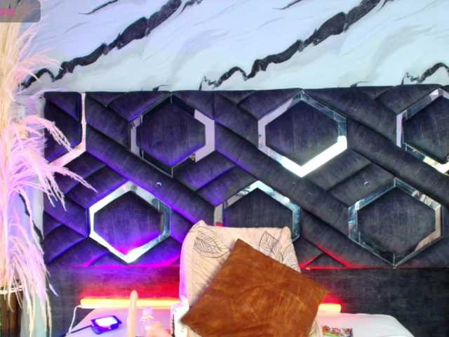 Live sex webcam photo for Zoe-Johnson #292217157