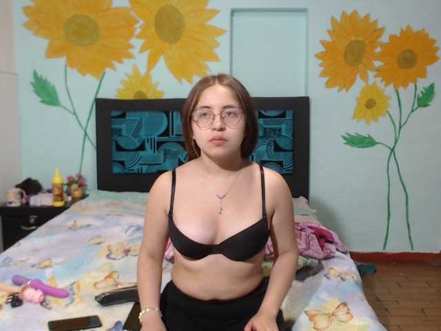 Live sex webcam photo for ZoeMia-1 #276570839