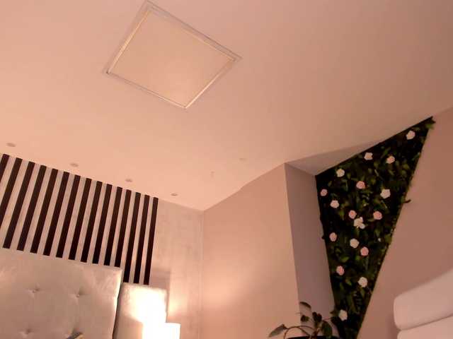 Live sex webcam photo for ZoePresley1 #272246719