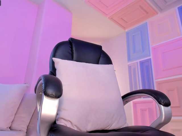 Live sex webcam photo for ZoePresley1 #275711197