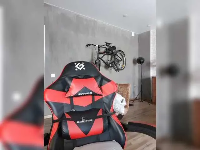 Live sex webcam photo for a-squirter #291313547