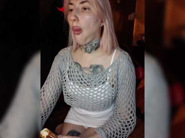 Live sex webcam photo for a-squirter #291911358