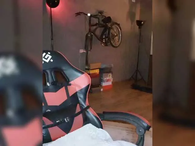 Live sex webcam photo for a-squirter #292111672