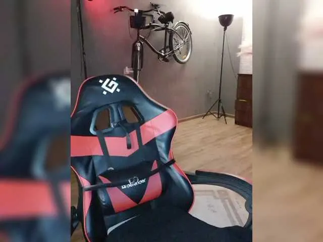 Live sex webcam photo for a-squirter #292171404