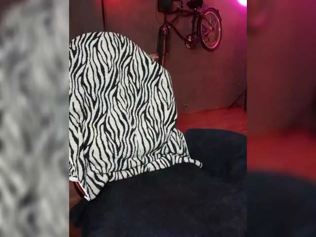 Live sex webcam photo for a-squirter #292251638