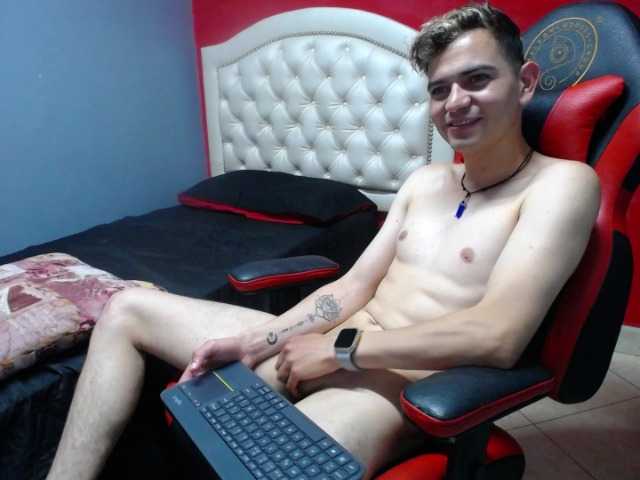 Live sex webcam photo for aaron-66 #276005760