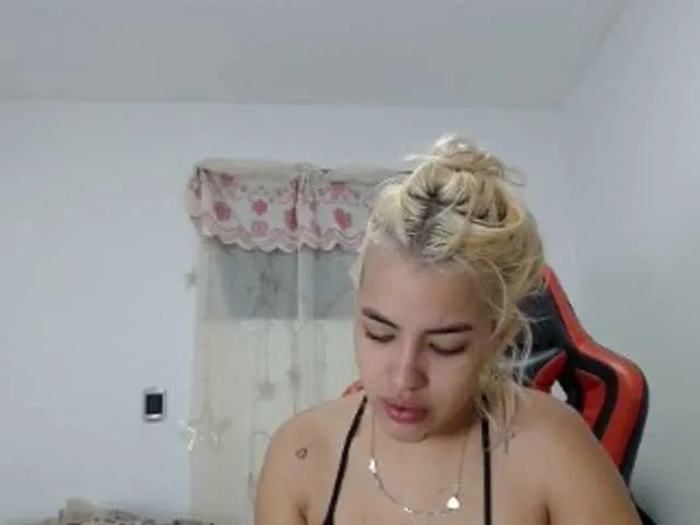Live sex webcam photo for adri14-1 #271920669