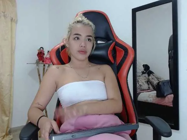 Live sex webcam photo for adri14-1 #272054869