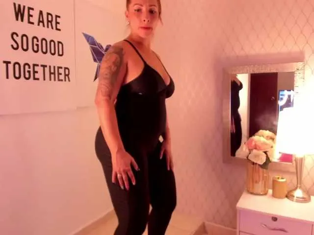 Live sex webcam photo for adrianatorres #273285296