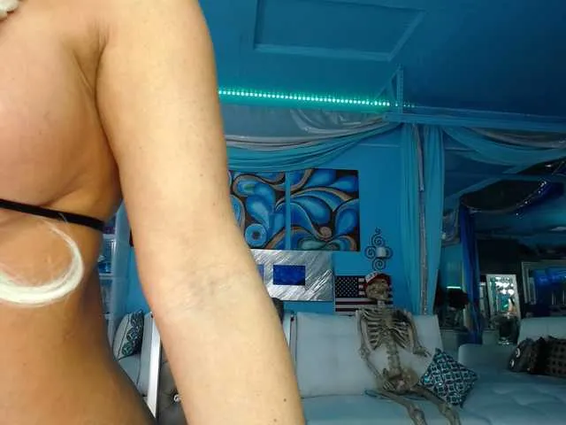 Live sex webcam photo for adrianna_fox #287953599