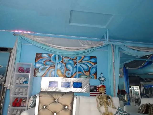 Live sex webcam photo for adrianna_fox #287953603