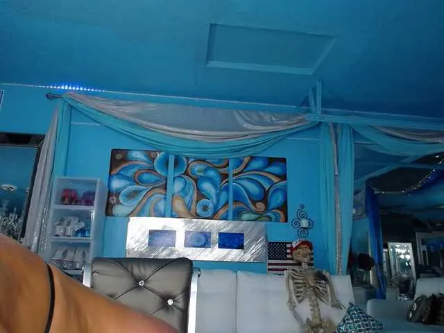 Live sex webcam photo for adrianna_fox #287953617