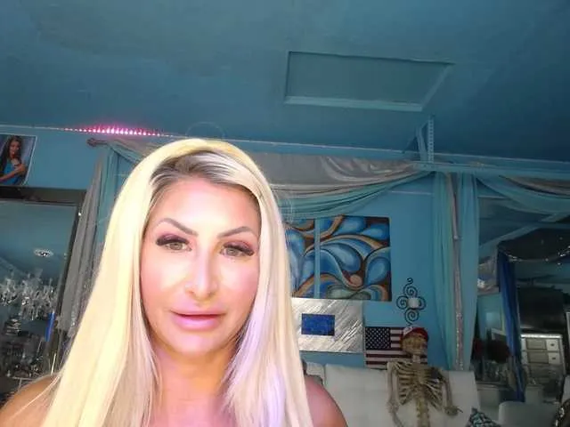 Live sex webcam photo for adrianna_fox #287953667