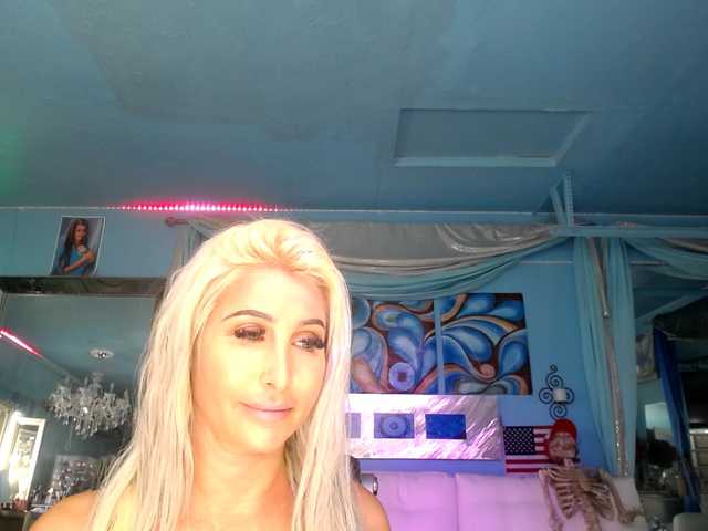 Live sex webcam photo for adrianna_fox #290496147