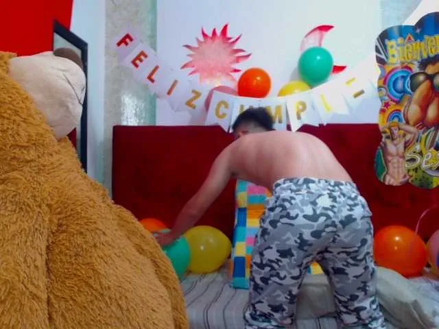 Live sex webcam photo for alec-thobias #273235568