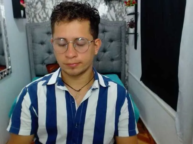 Live sex webcam photo for alec-thobias #275672397