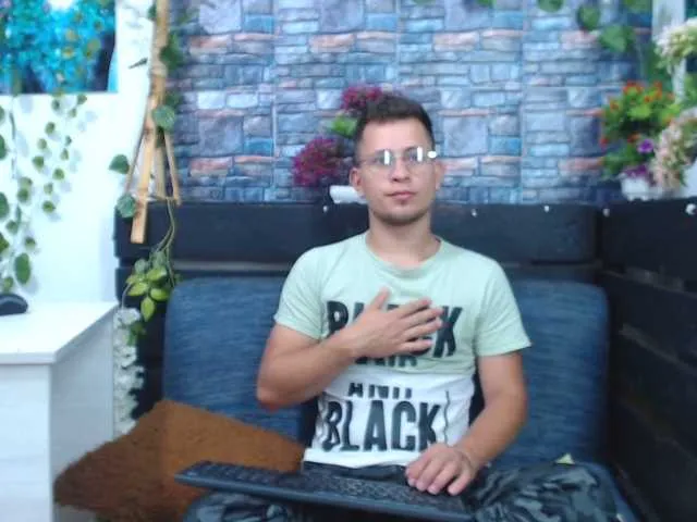 Live sex webcam photo for alec-thobias #275699841